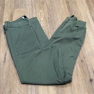 Kut from the Kloth Size 6 Green Cargo Pants with Tapered Legs zipper on Legs